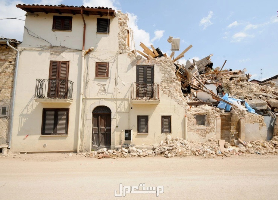 تفسير حلم الهروب من منزل ينهار تفسير حلم الهروب من منزل ينهار