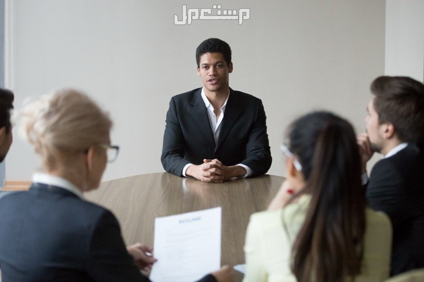 تعرف على أنواع أسئلة المقابلة الشخصية مع الإجابات شاب في مقابلة شخصية لوظيفة