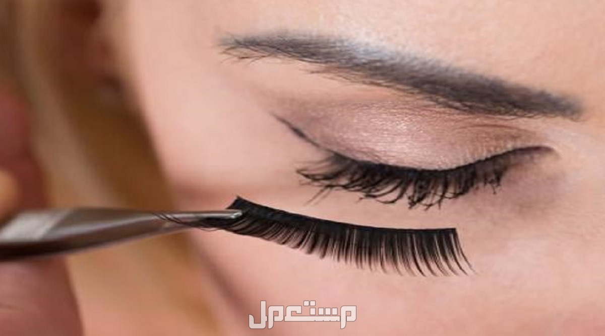 أنواع صمغ رموش وكيفية استخدامه لصق الرموش بالطرق الصحيحة