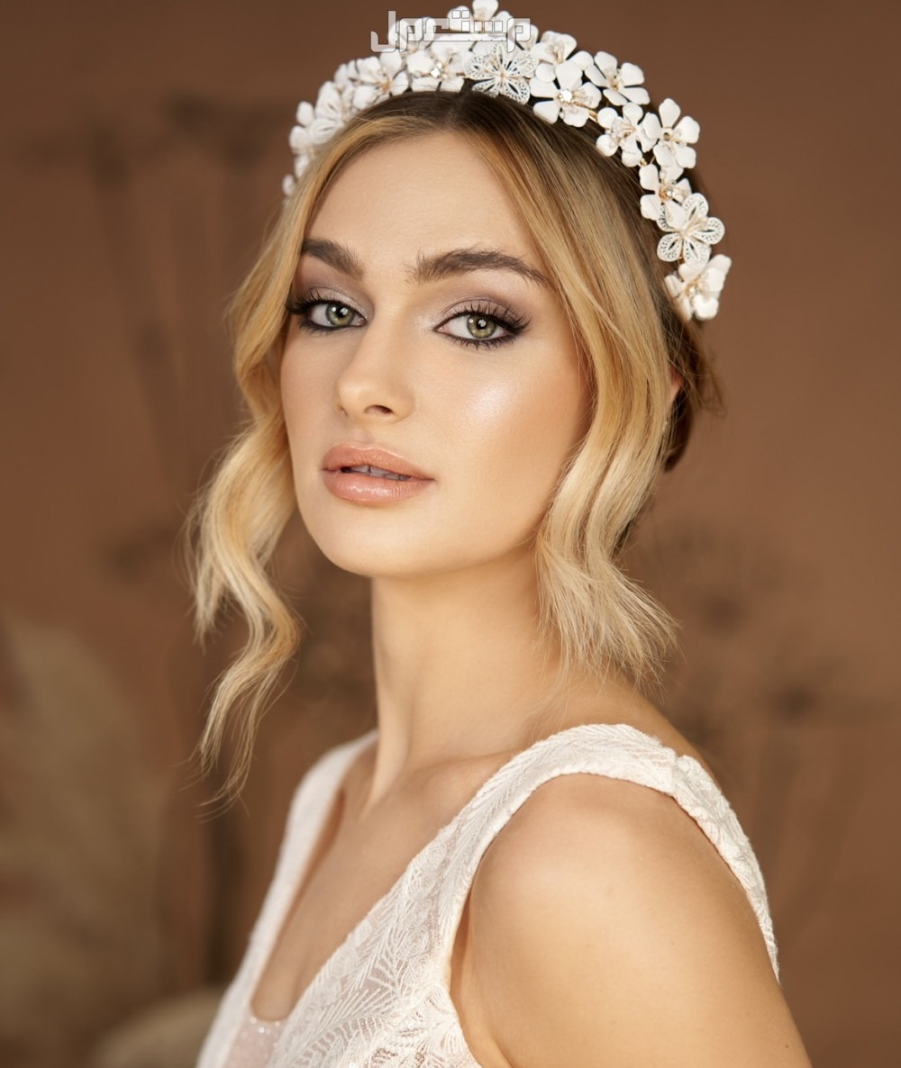 تسريحات عروس بالتاج حسب شكل الوجه تسريحات مع تاج ناعم