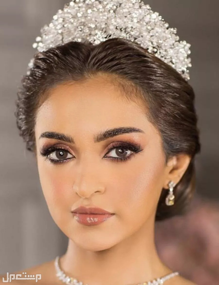 تسريحات عروس بالتاج حسب شكل الوجه الوجه البيضاوي
