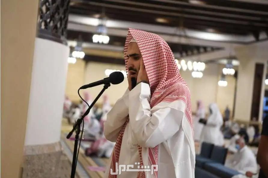 تفسير حلم شخص يؤذن وهو ليس بمؤذن شيخ سعودي يؤذن للصلاة داخل المسجد