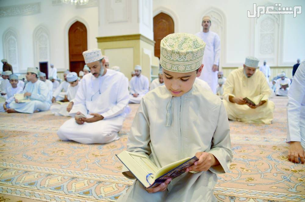 أفضل كتب السيرة النبوية للأطفال طفل يقرا القرآن في المسجد