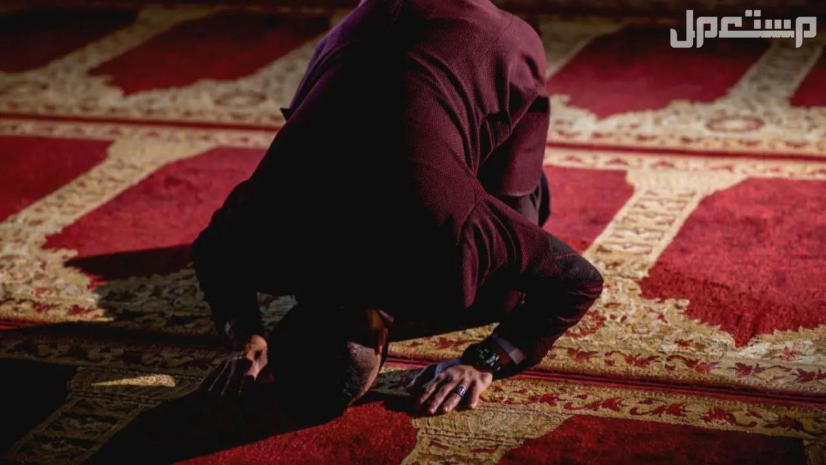 تفسير حلم شخص يصلي في المنام رجل يصلي في المسجد