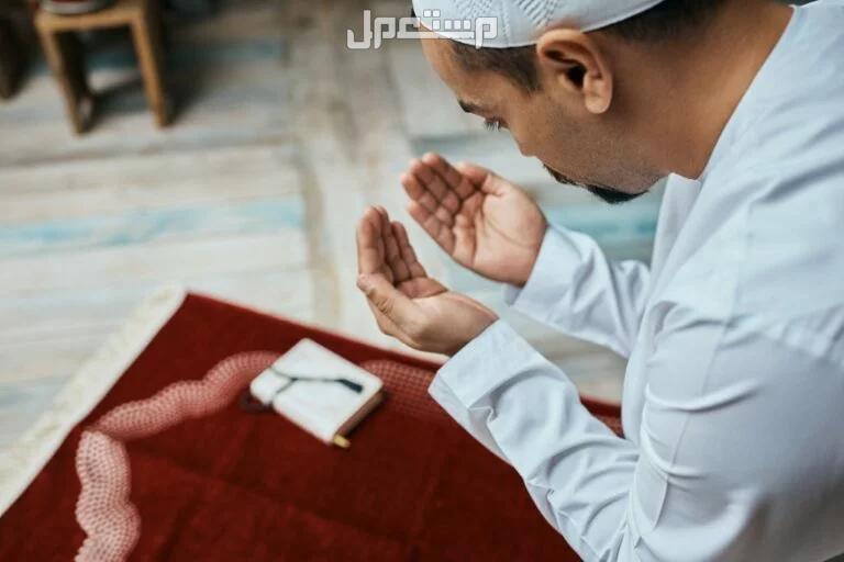تفسير حلم شخص يصلي في المنام رجل يصلي ويدعو بعد الصلاة