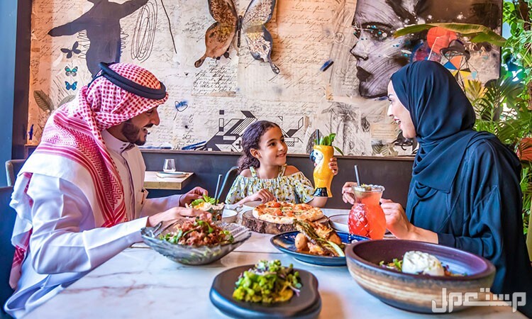 أشهر 5 مطاعم شمال الرياض عوائل عائلة سعودية في مطعم