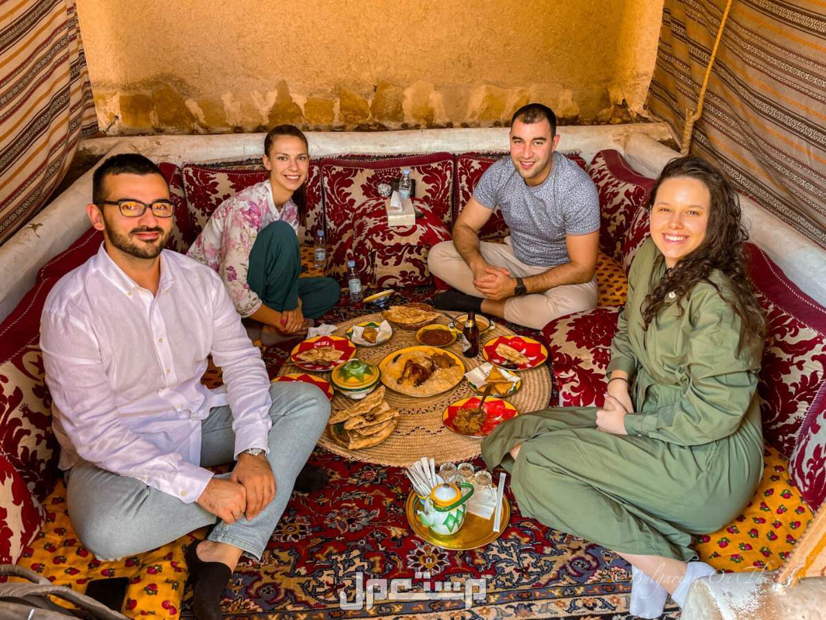 أشهر 5 مطاعم شمال الرياض عوائل عائلة تتناول الطعام في مطعم سعودي