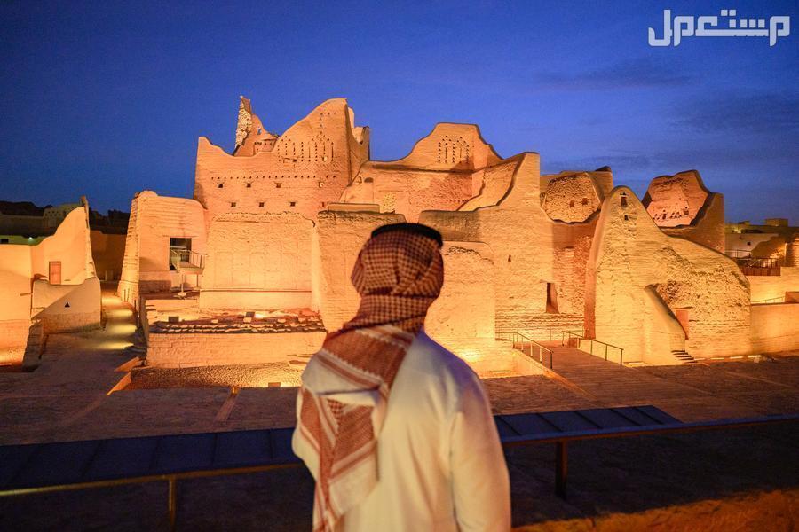 أشهر 5 مطاعم شمال الرياض عوائل شاب سعودي يقف امام معالم تاريخية في السعودية
