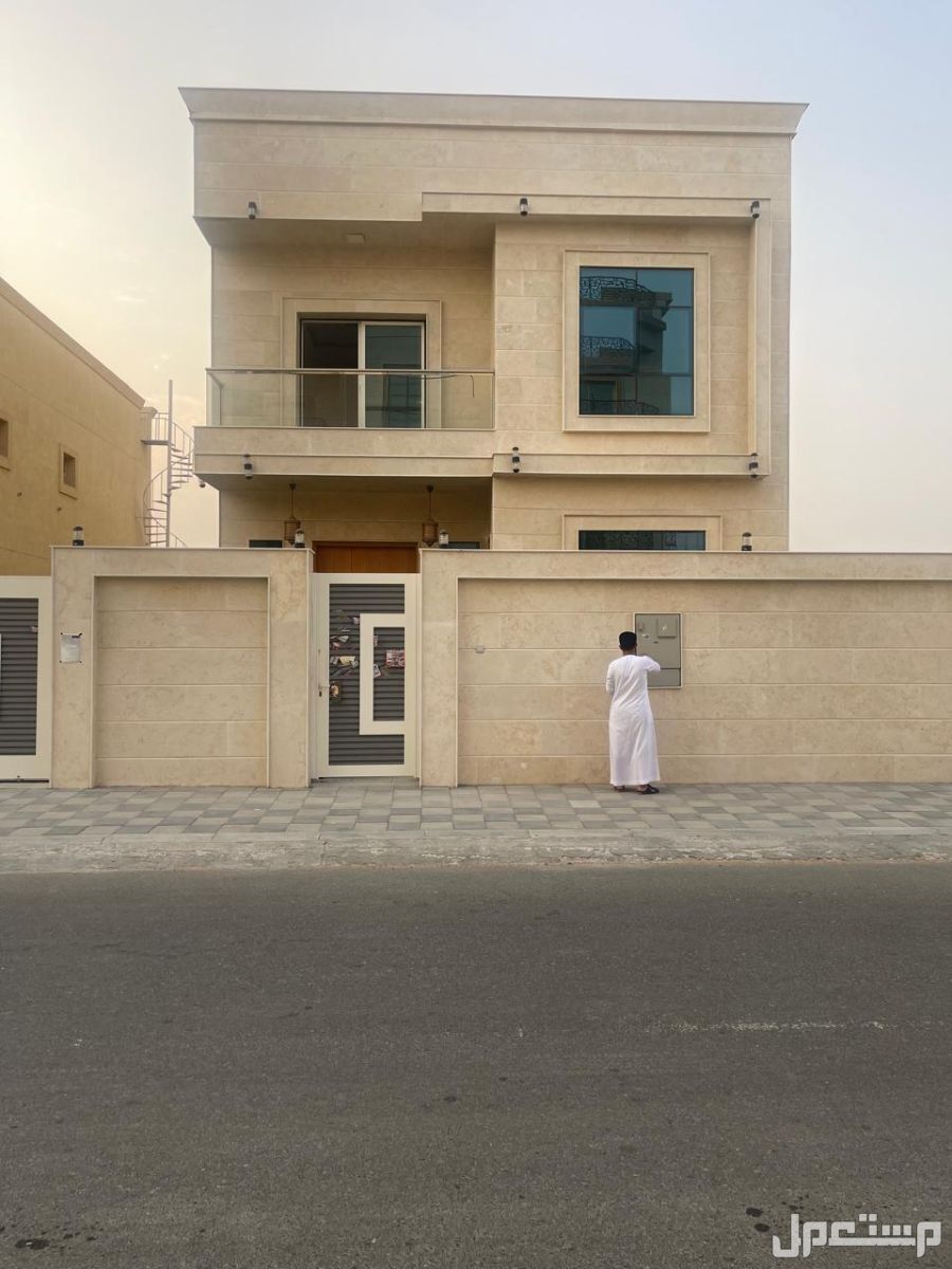 فيلا للبيع عجمان الياسمين موقع مميز   المواصفات *فيلا ارضي + اول _ مساحة البناء 4,100 قدم مربع _ مساحة الارض 3,874 قدم مربع _  تكيف مركزي _ الطابق الارضي يحتوي على (  _ مجلس مع حمام والمغاسل