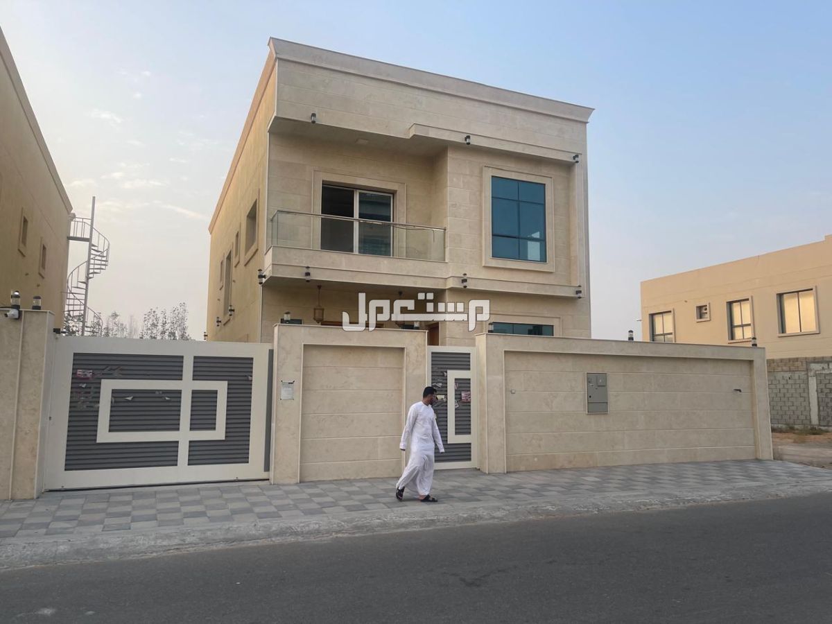 فيلا للبيع عجمان الياسمين موقع مميز   المواصفات *فيلا ارضي + اول _ مساحة البناء 4,100 قدم مربع _ مساحة الارض 3,874 قدم مربع _  تكيف مركزي _ الطابق الارضي يحتوي على (  _ مجلس مع حمام والمغاسل