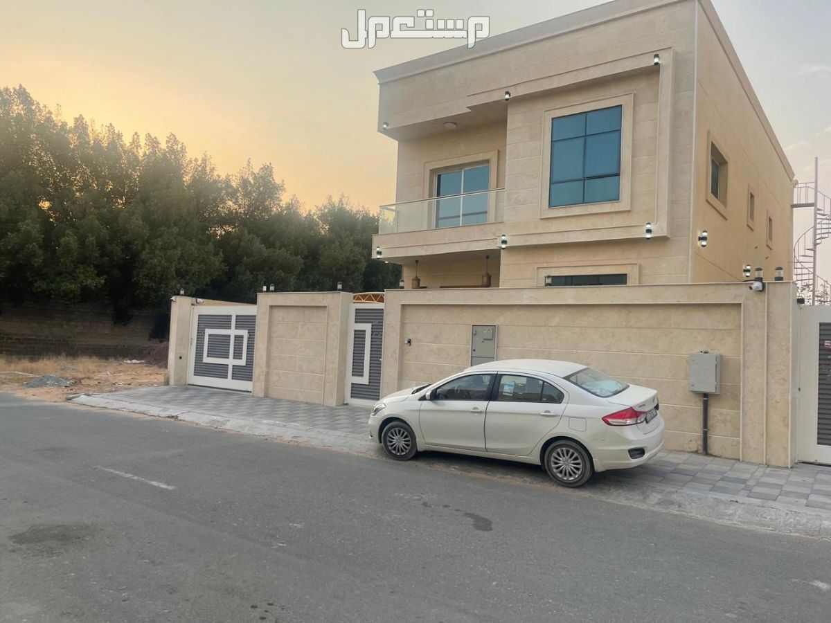 فيلا للبيع عجمان الياسمين موقع مميز   المواصفات *فيلا ارضي + اول _ مساحة البناء 4,100 قدم مربع _ مساحة الارض 3,874 قدم مربع _  تكيف مركزي _ الطابق الارضي يحتوي على (  _ مجلس مع حمام والمغاسل
