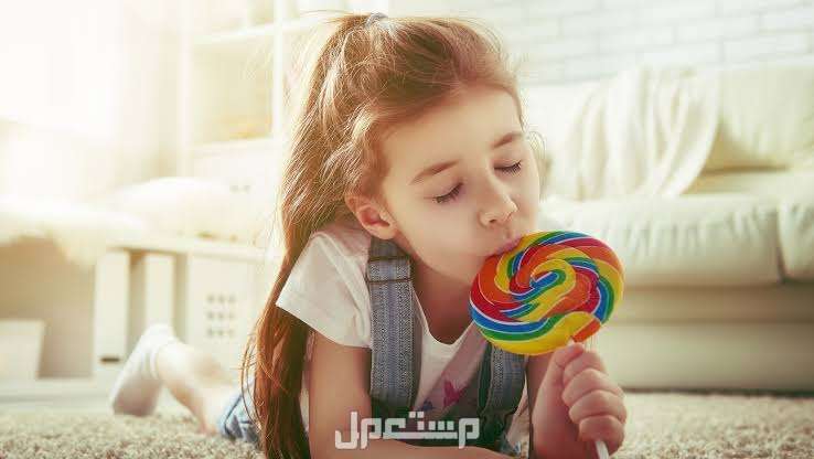 10 طرق لتعليم الأطفال تحمل المسؤولية طفلة تأكل الحلوى