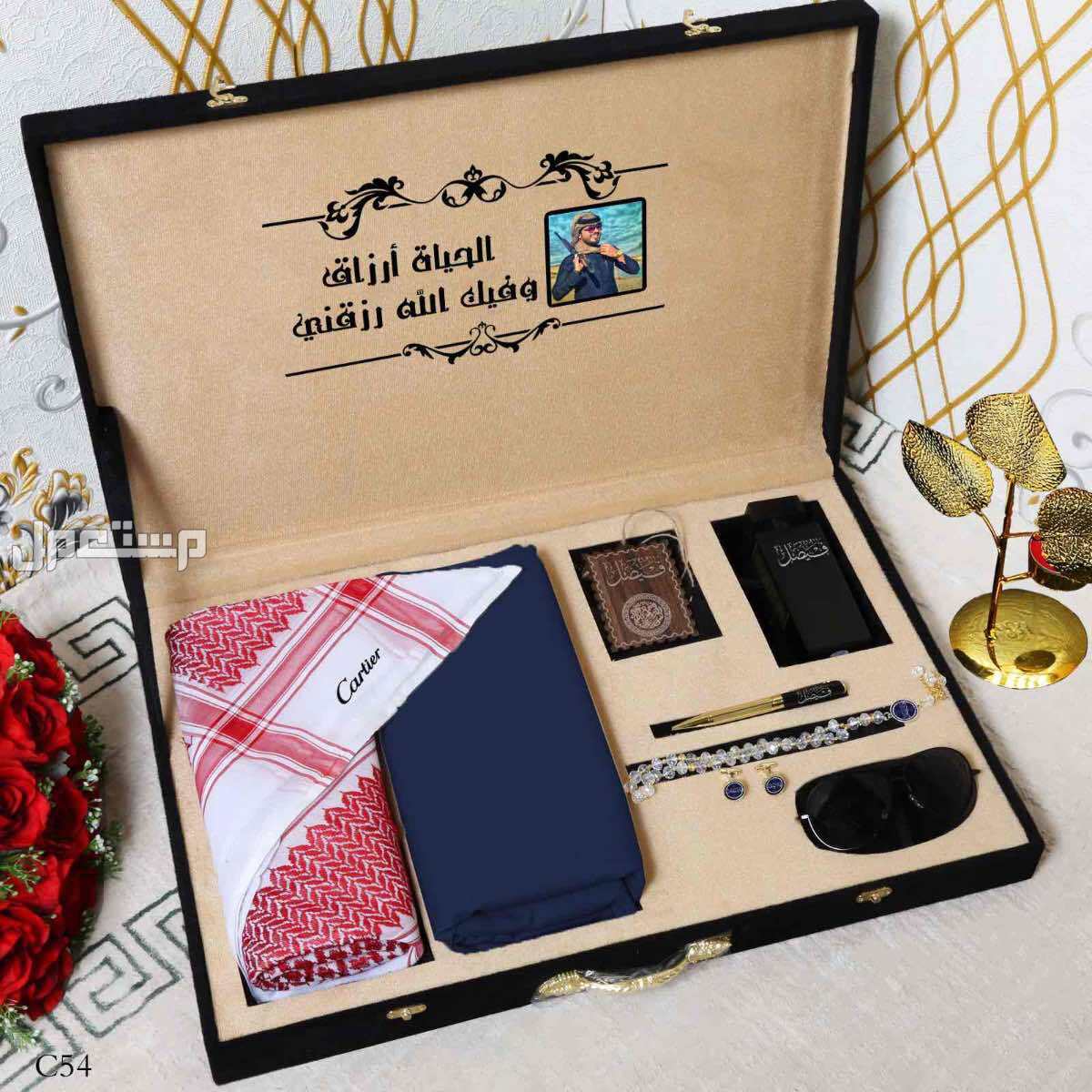بوكس رجالي كارتير دنهل1️⃣ شماغ  ماركة كارتير  مقاسات (55-58-60)  2️⃣قماش صيفي كارتير    *الملحقات*،  لوقو الجيب والرقبه وثمانية ازارير بشعار كارتير 3️⃣عطر 100 مل بالاسم نحت ليزر