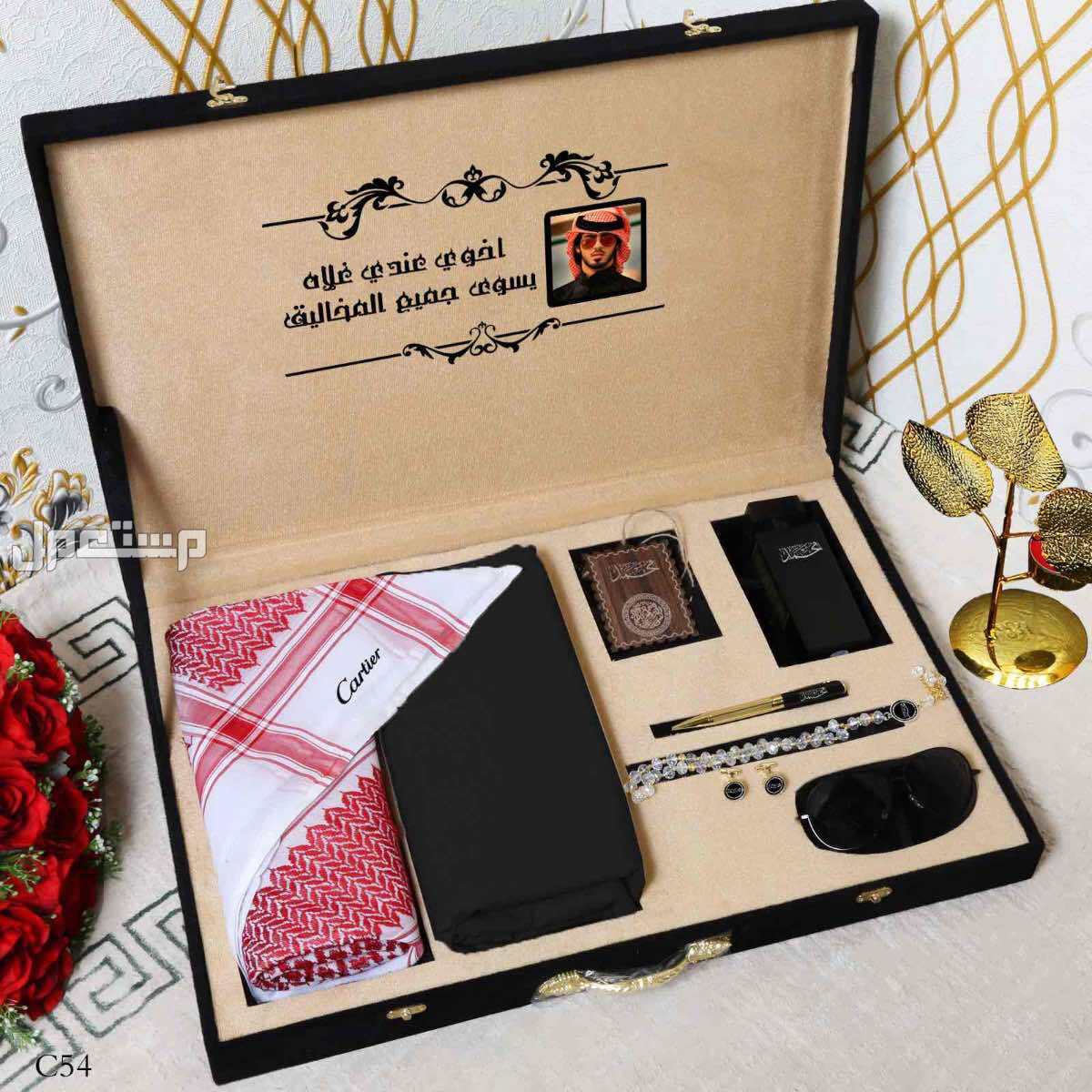 بوكس رجالي كارتير دنهل1️⃣ شماغ  ماركة كارتير  مقاسات (55-58-60)  2️⃣قماش صيفي كارتير    *الملحقات*،  لوقو الجيب والرقبه وثمانية ازارير بشعار كارتير 3️⃣عطر 100 مل بالاسم نحت ليزر