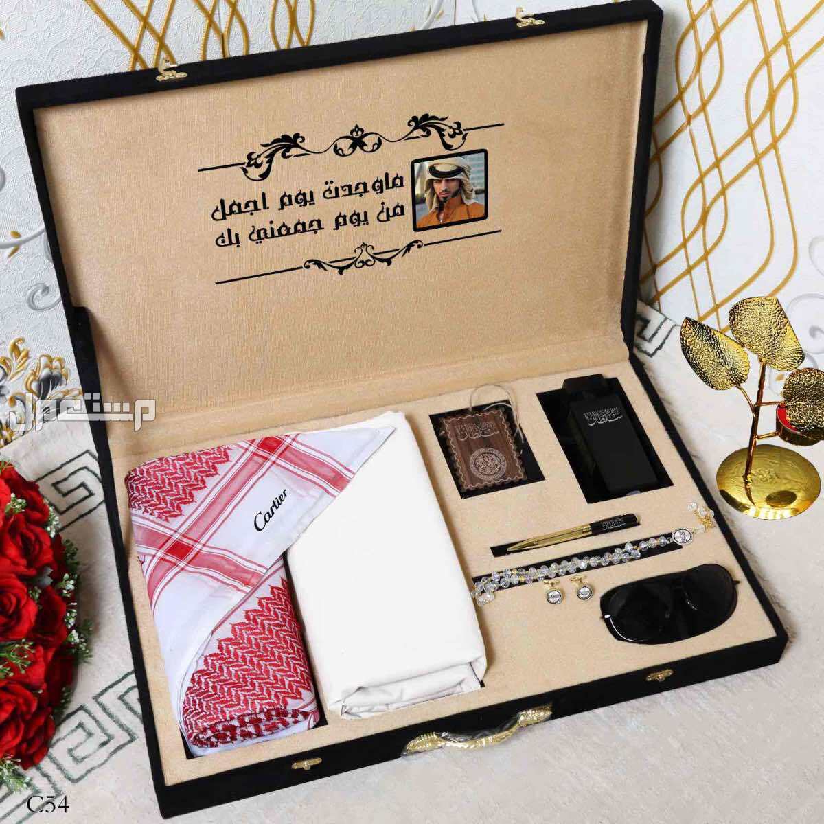 بوكس رجالي كارتير دنهل1️⃣ شماغ  ماركة كارتير  مقاسات (55-58-60)  2️⃣قماش صيفي كارتير    *الملحقات*،  لوقو الجيب والرقبه وثمانية ازارير بشعار كارتير 3️⃣عطر 100 مل بالاسم نحت ليزر