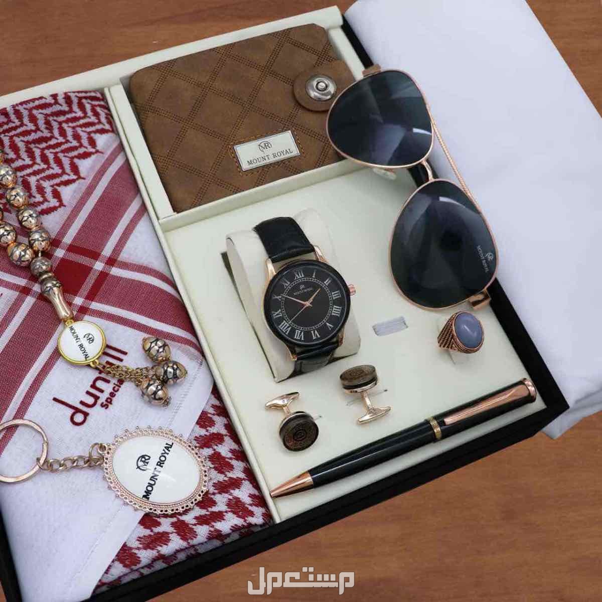 بوكس رجالي كارتير دنهل1️⃣ شماغ  ماركة كارتير  مقاسات (55-58-60)  2️⃣قماش صيفي كارتير    *الملحقات*،  لوقو الجيب والرقبه وثمانية ازارير بشعار كارتير 3️⃣عطر 100 مل بالاسم نحت ليزر