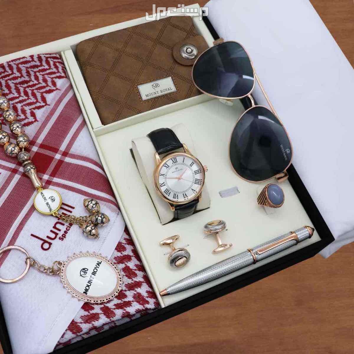 بوكس رجالي كارتير دنهل1️⃣ شماغ  ماركة كارتير  مقاسات (55-58-60)  2️⃣قماش صيفي كارتير    *الملحقات*،  لوقو الجيب والرقبه وثمانية ازارير بشعار كارتير 3️⃣عطر 100 مل بالاسم نحت ليزر