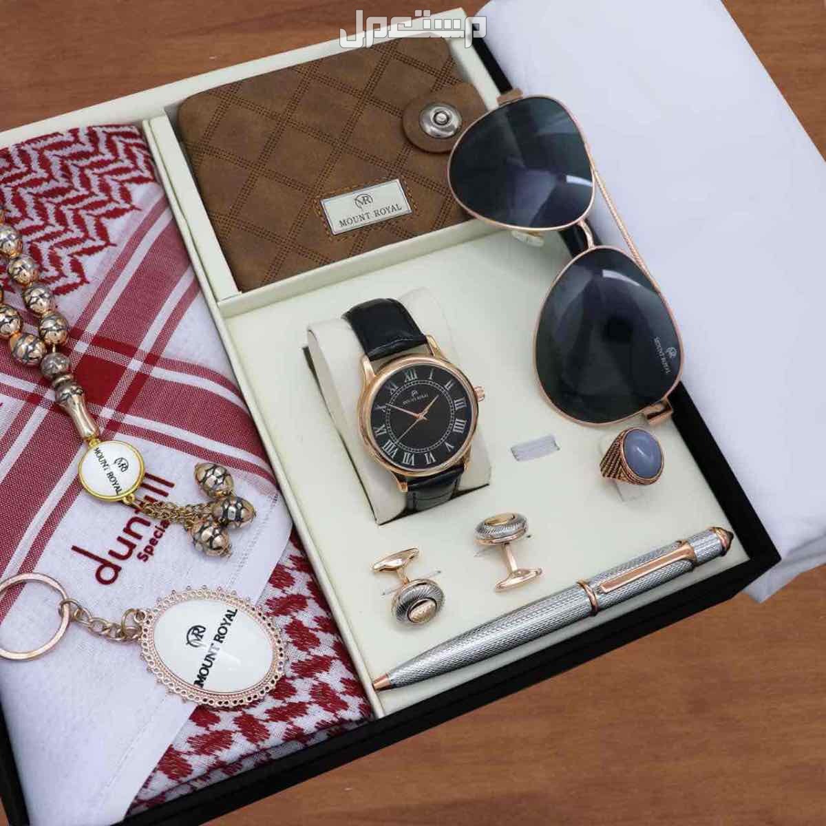 بوكس رجالي كارتير دنهل1️⃣ شماغ  ماركة كارتير  مقاسات (55-58-60)  2️⃣قماش صيفي كارتير    *الملحقات*،  لوقو الجيب والرقبه وثمانية ازارير بشعار كارتير 3️⃣عطر 100 مل بالاسم نحت ليزر