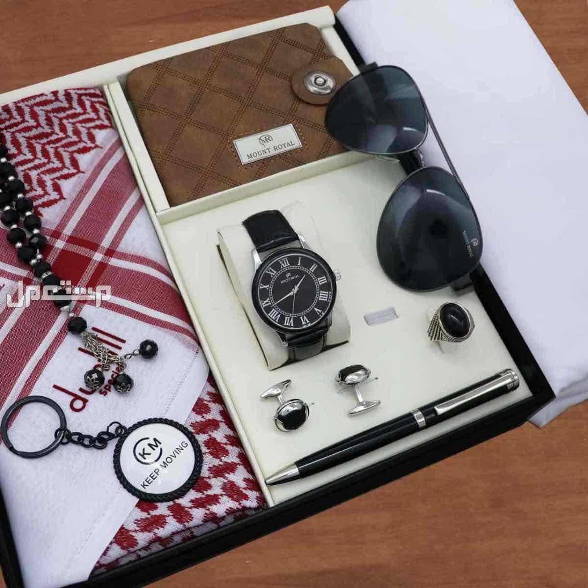 بوكس رجالي كارتير دنهل1️⃣ شماغ  ماركة كارتير  مقاسات (55-58-60)  2️⃣قماش صيفي كارتير    *الملحقات*،  لوقو الجيب والرقبه وثمانية ازارير بشعار كارتير 3️⃣عطر 100 مل بالاسم نحت ليزر