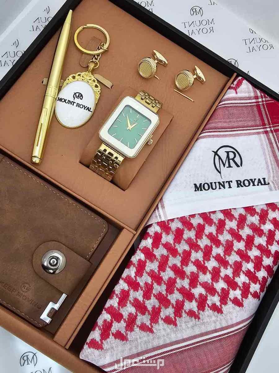 بوكس رجالي كارتير دنهل1️⃣ شماغ  ماركة كارتير  مقاسات (55-58-60)  2️⃣قماش صيفي كارتير    *الملحقات*،  لوقو الجيب والرقبه وثمانية ازارير بشعار كارتير 3️⃣عطر 100 مل بالاسم نحت ليزر