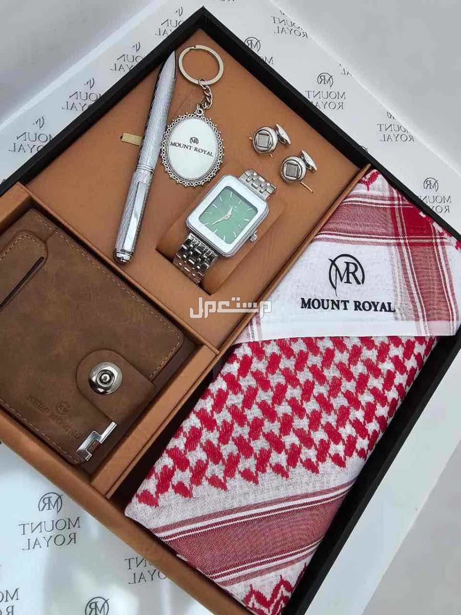 بوكس رجالي كارتير دنهل1️⃣ شماغ  ماركة كارتير  مقاسات (55-58-60)  2️⃣قماش صيفي كارتير    *الملحقات*،  لوقو الجيب والرقبه وثمانية ازارير بشعار كارتير 3️⃣عطر 100 مل بالاسم نحت ليزر