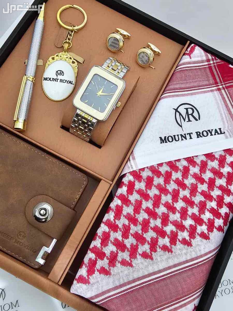 بوكس رجالي كارتير دنهل1️⃣ شماغ  ماركة كارتير  مقاسات (55-58-60)  2️⃣قماش صيفي كارتير    *الملحقات*،  لوقو الجيب والرقبه وثمانية ازارير بشعار كارتير 3️⃣عطر 100 مل بالاسم نحت ليزر