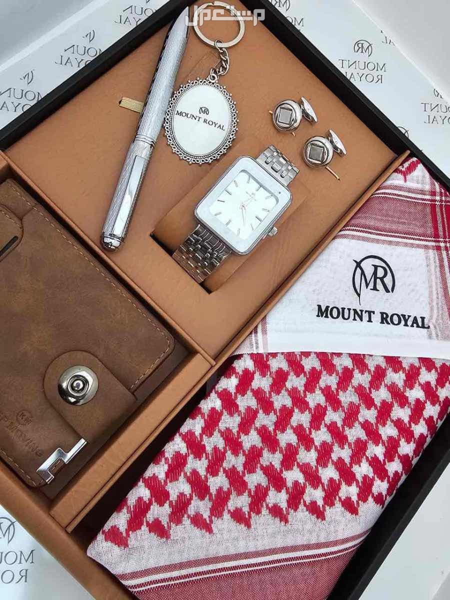 بوكس رجالي كارتير دنهل1️⃣ شماغ  ماركة كارتير  مقاسات (55-58-60)  2️⃣قماش صيفي كارتير    *الملحقات*،  لوقو الجيب والرقبه وثمانية ازارير بشعار كارتير 3️⃣عطر 100 مل بالاسم نحت ليزر