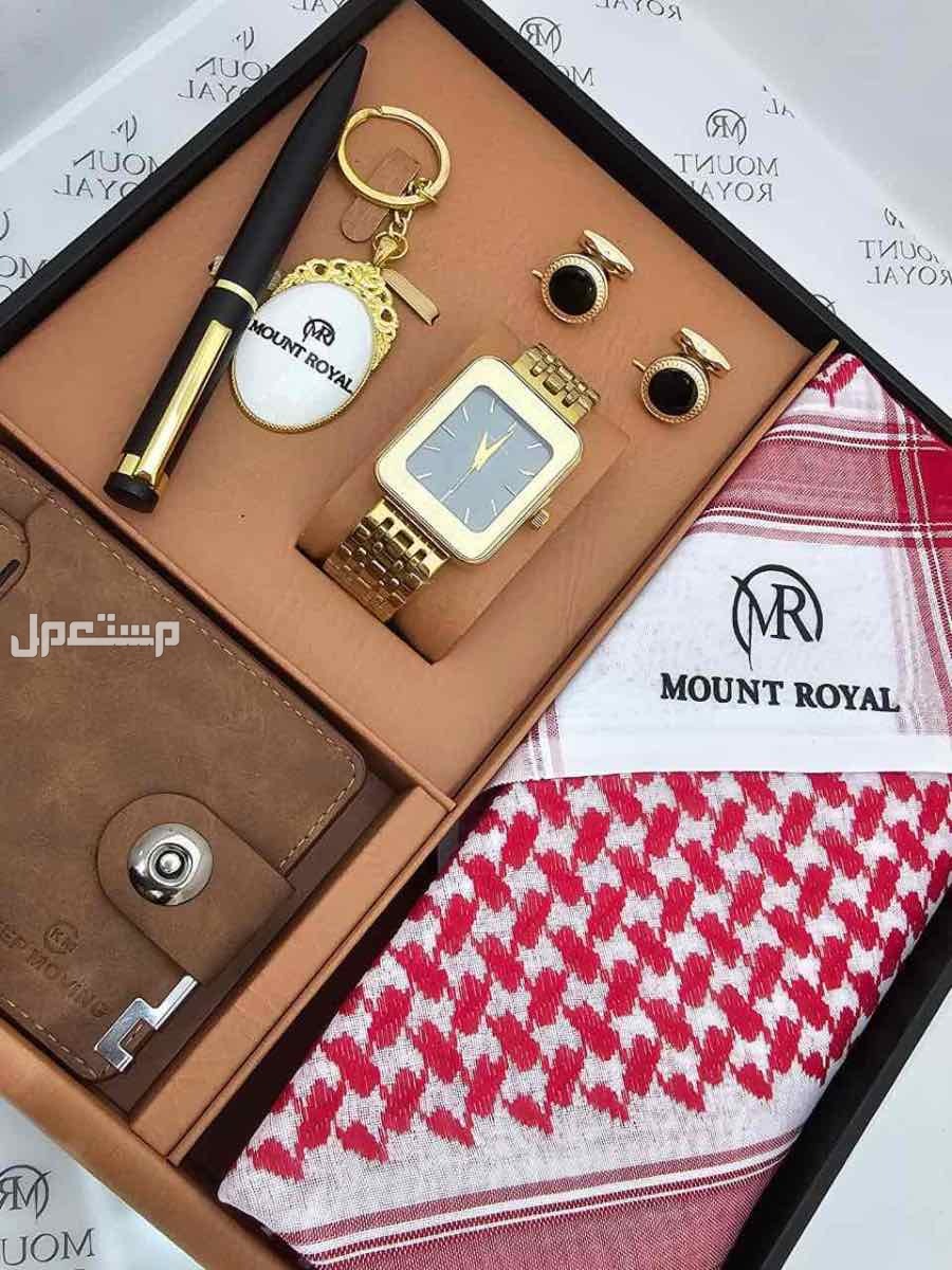 بوكس رجالي كارتير دنهل1️⃣ شماغ  ماركة كارتير  مقاسات (55-58-60)  2️⃣قماش صيفي كارتير    *الملحقات*،  لوقو الجيب والرقبه وثمانية ازارير بشعار كارتير 3️⃣عطر 100 مل بالاسم نحت ليزر