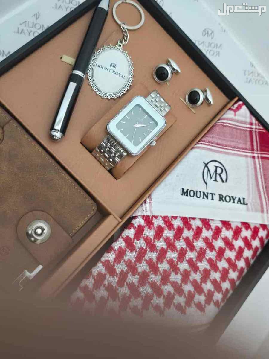 بوكس رجالي كارتير دنهل1️⃣ شماغ  ماركة كارتير  مقاسات (55-58-60)  2️⃣قماش صيفي كارتير    *الملحقات*،  لوقو الجيب والرقبه وثمانية ازارير بشعار كارتير 3️⃣عطر 100 مل بالاسم نحت ليزر