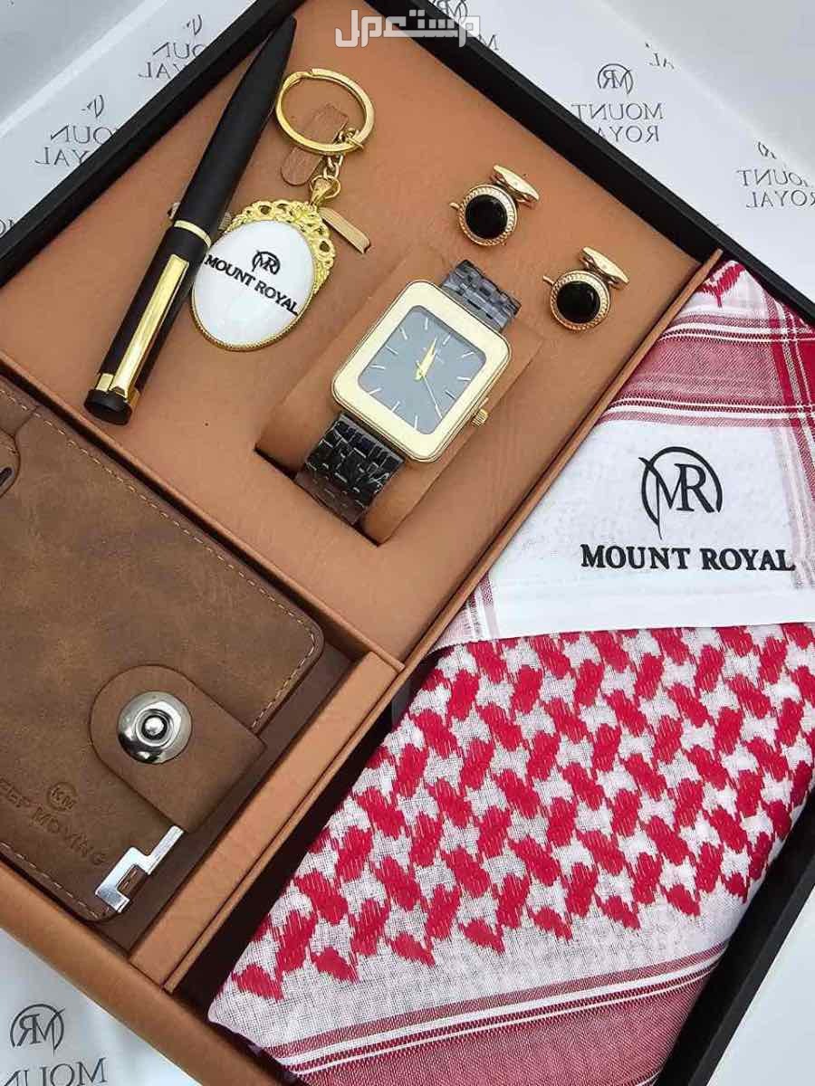 بوكس رجالي كارتير دنهل1️⃣ شماغ  ماركة كارتير  مقاسات (55-58-60)  2️⃣قماش صيفي كارتير    *الملحقات*،  لوقو الجيب والرقبه وثمانية ازارير بشعار كارتير 3️⃣عطر 100 مل بالاسم نحت ليزر