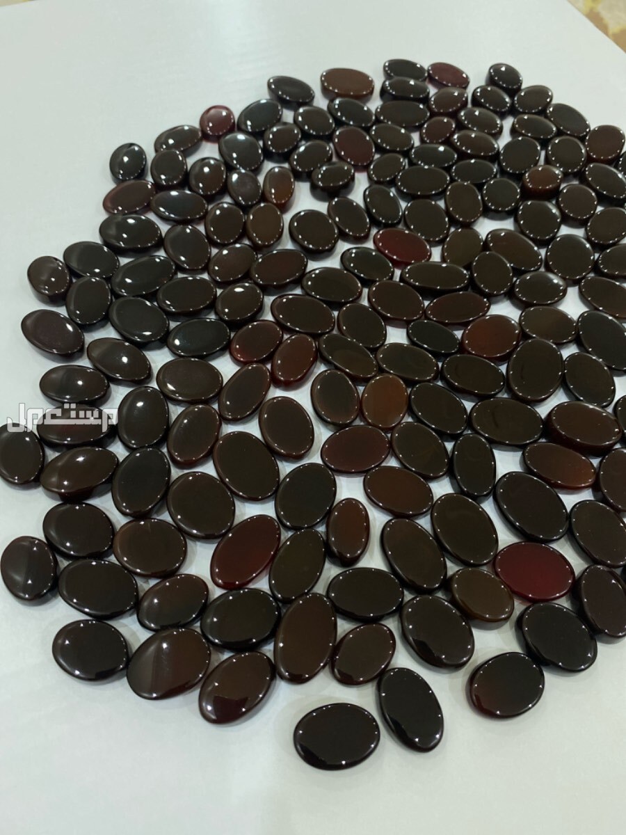 مجموعة احجار عقيق كبدي افريقي طبيعي على الشرط