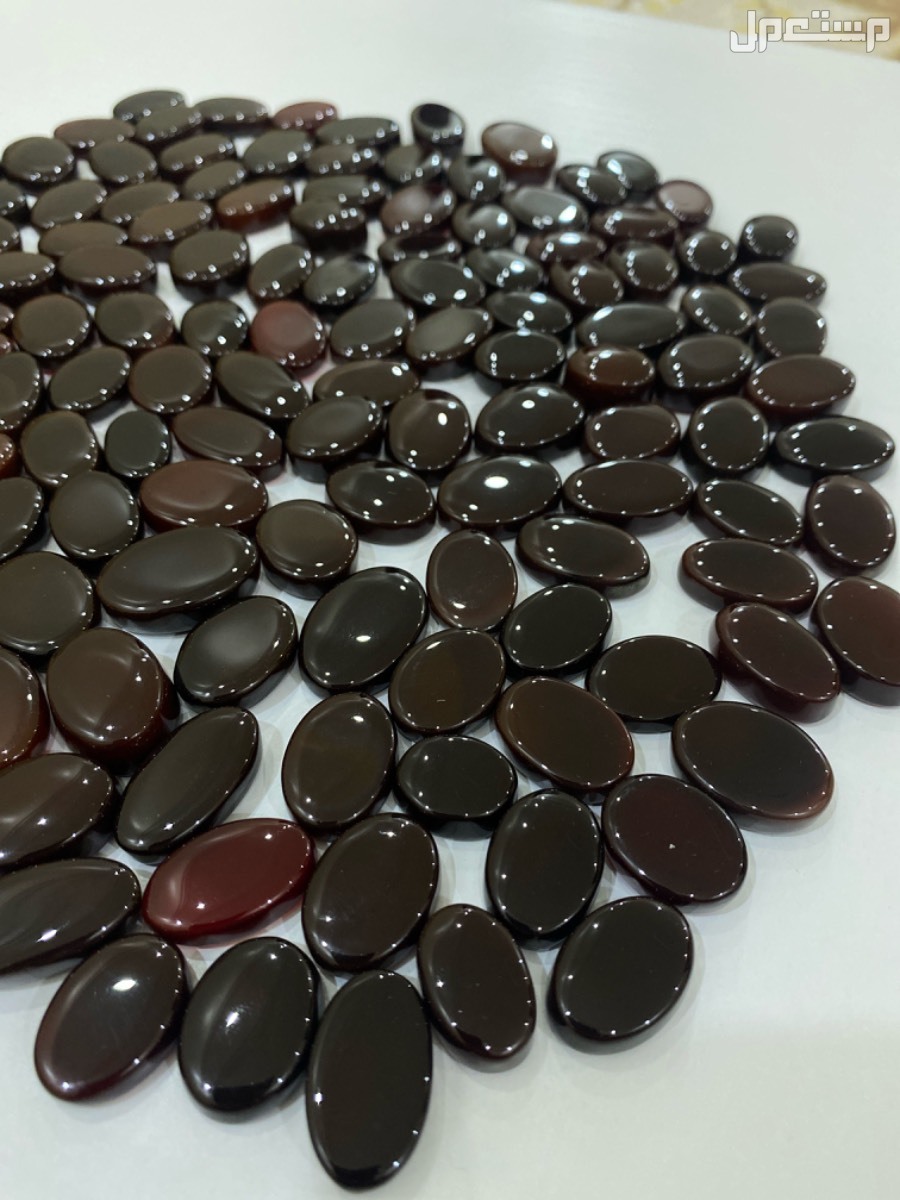 مجموعة احجار عقيق كبدي افريقي طبيعي على الشرط