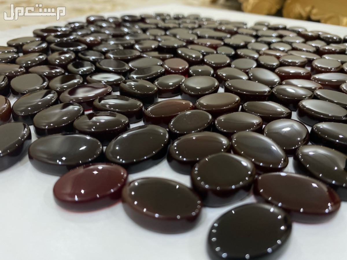 مجموعة احجار عقيق كبدي افريقي طبيعي على الشرط