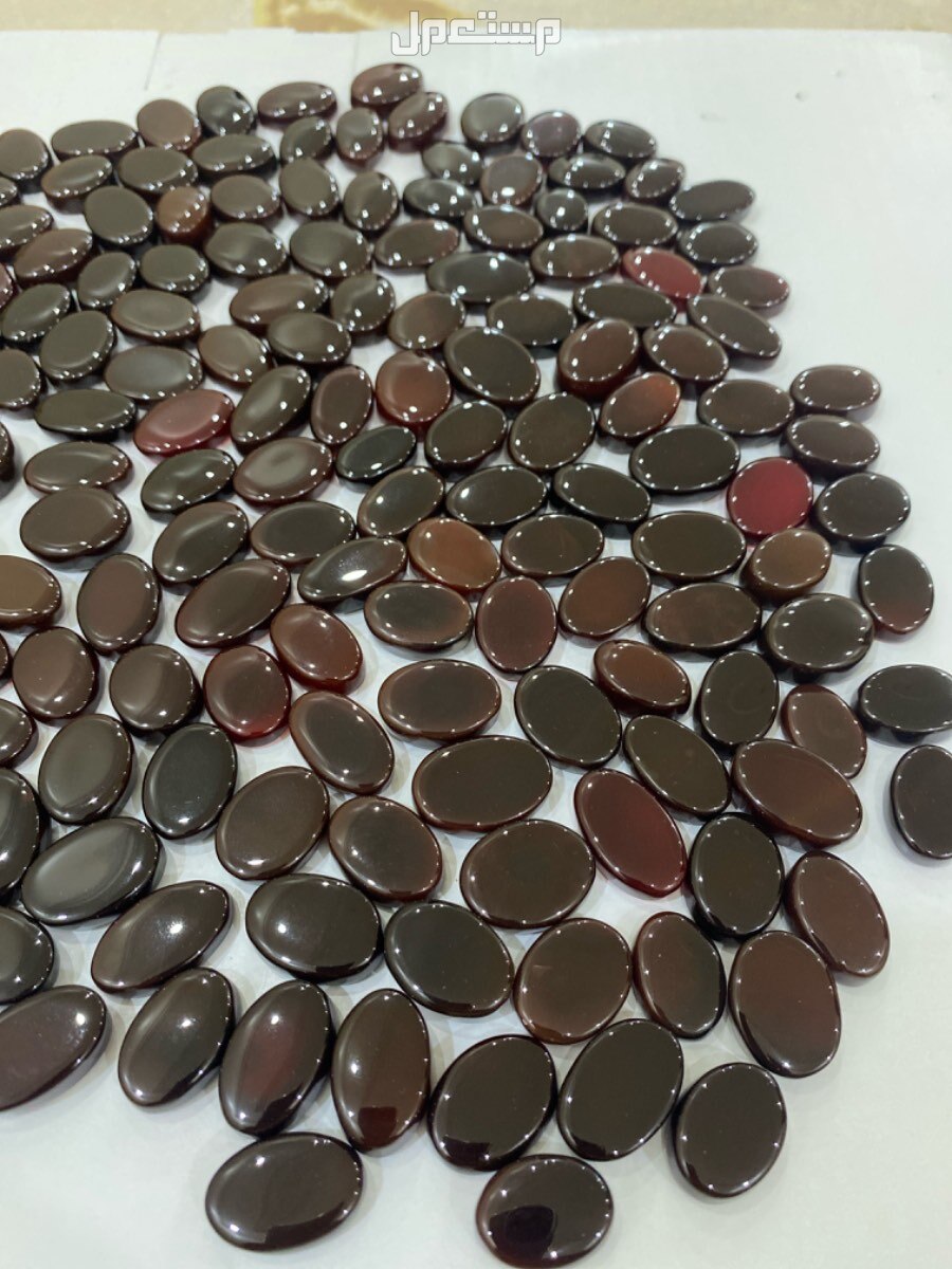 مجموعة احجار عقيق كبدي افريقي طبيعي على الشرط