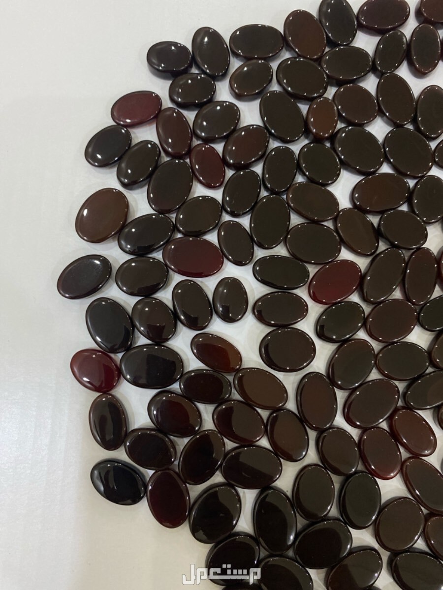 مجموعة احجار عقيق كبدي افريقي طبيعي على الشرط