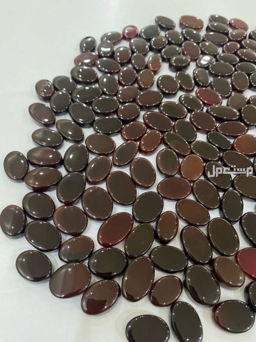 مجموعة احجار عقيق كبدي افريقي طبيعي على الشرط