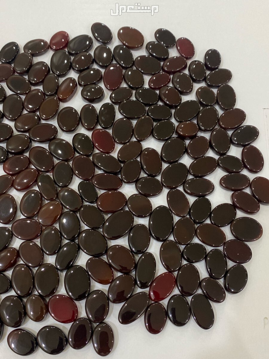 مجموعة احجار عقيق كبدي افريقي طبيعي على الشرط