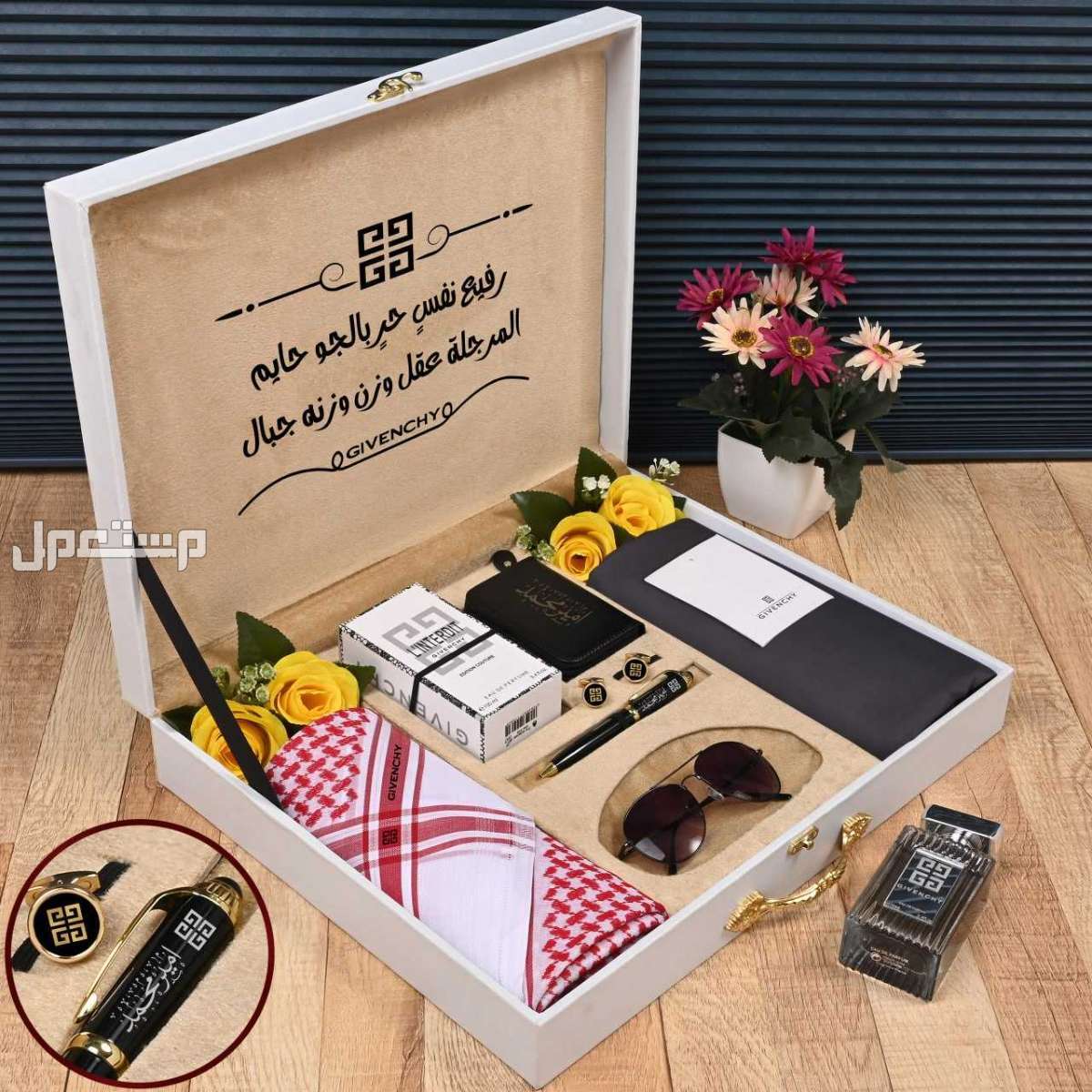 السعر 300ريال سعودي .🌹 جديدنا من فانتاستك 🌹  🎁 طقم رجالي مميز  ⬜ قماش صيفي كوري ماركة جفنشي ثلاثه امتار وربع عرضين مع زراير ولوقو الماركة في الجيب والرقبه  ⬜ شماغ كلاسيك ماركة جفنشي قطن 1