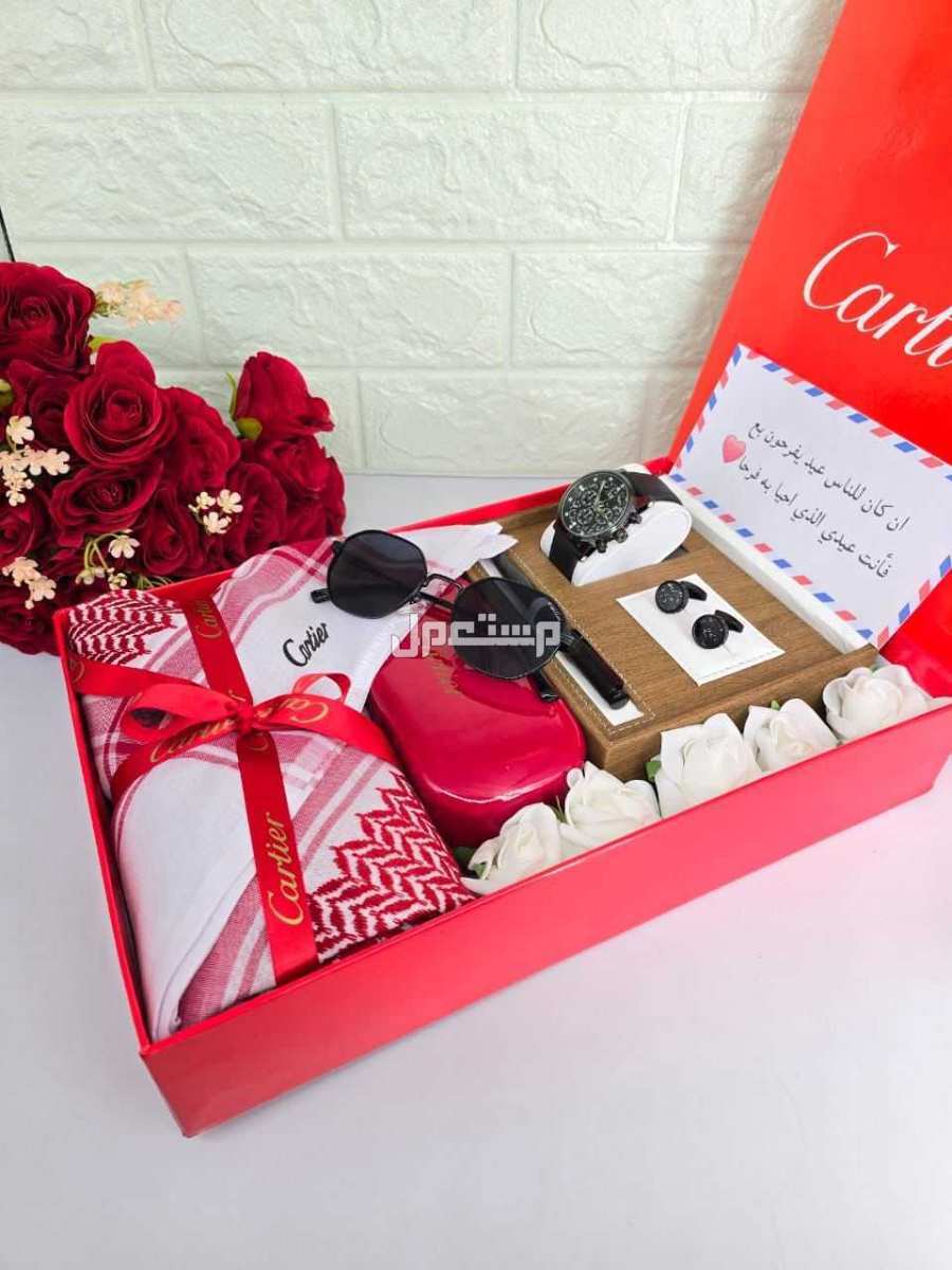 السعر 260ريال سعودي.الجديد وصل ✨️  طقم كارتير رجالي 🎁  مكون من :  شماغ احمر كارتير 🌹 المقاسات الشمغات  55 - 58 - 60👍  نظاره كارتير 🎁  طقم ساعه وقلم و كبك🎁   شامل التنسيق والربطات 🎁🛍 ع