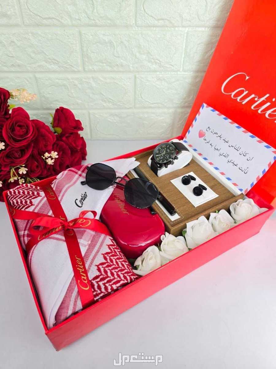 السعر 260ريال سعودي.الجديد وصل ✨️  طقم كارتير رجالي 🎁  مكون من :  شماغ احمر كارتير 🌹 المقاسات الشمغات  55 - 58 - 60👍  نظاره كارتير 🎁  طقم ساعه وقلم و كبك🎁   شامل التنسيق والربطات 🎁🛍 ع