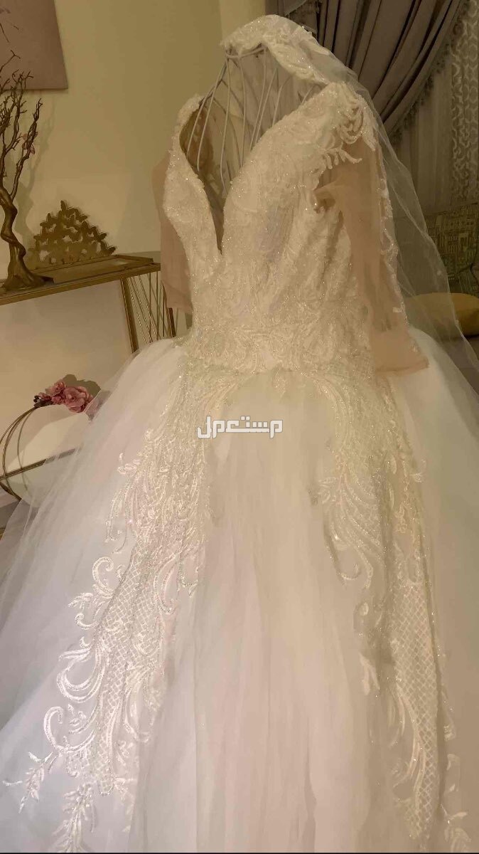 فستان زواج فخم مع الطرحه والجيبون لبس مره واحده  في جدة بسعر 2800 ريال سعودي
