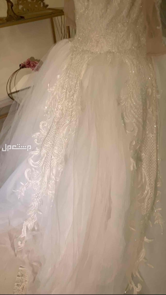 فستان زواج فخم مع الطرحه والجيبون لبس مره واحده  في جدة بسعر 2800 ريال سعودي