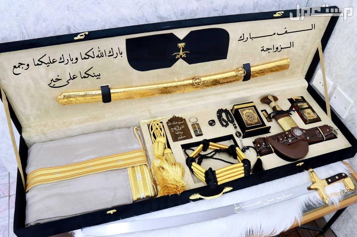 السعر 500ريال سعودي.* بووووكس ملكي متكامل  *  جديدنا بوكس ملكي         كما عودناكم كل ماهوا جديد في عالم الموضه تجدوه لدينا  عرض خاص  لعشاق التميز والاناقه 😍بوكس ملكي  فخم  😍بشت رجالي بعدة