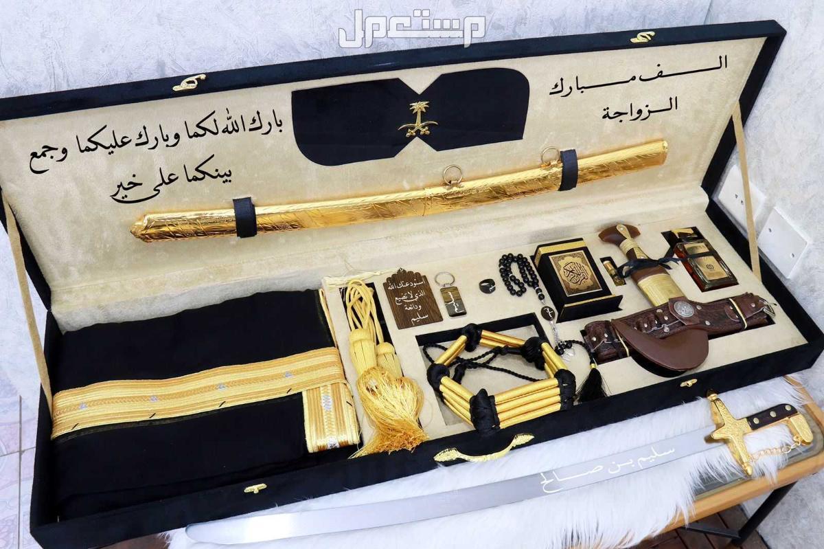 السعر 500ريال سعودي.* بووووكس ملكي متكامل  *  جديدنا بوكس ملكي         كما عودناكم كل ماهوا جديد في عالم الموضه تجدوه لدينا  عرض خاص  لعشاق التميز والاناقه 😍بوكس ملكي  فخم  😍بشت رجالي بعدة