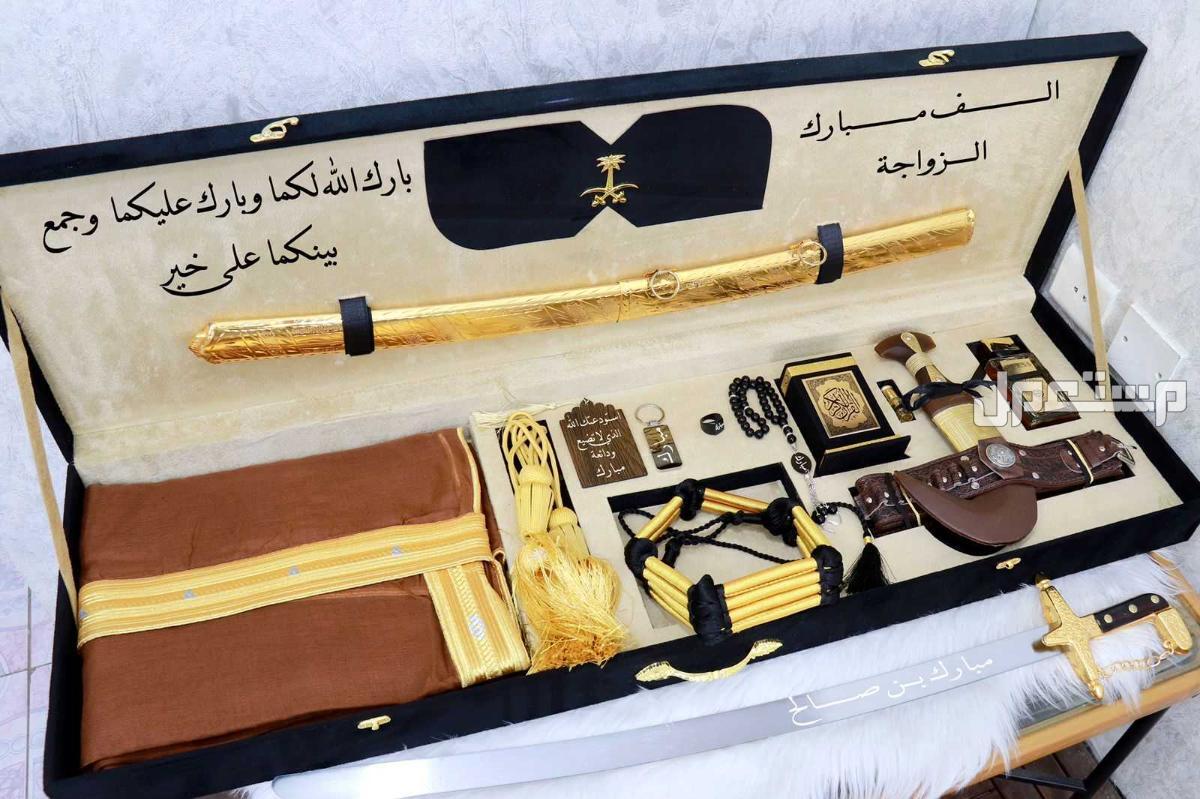 السعر 500ريال سعودي.* بووووكس ملكي متكامل  *  جديدنا بوكس ملكي         كما عودناكم كل ماهوا جديد في عالم الموضه تجدوه لدينا  عرض خاص  لعشاق التميز والاناقه 😍بوكس ملكي  فخم  😍بشت رجالي بعدة