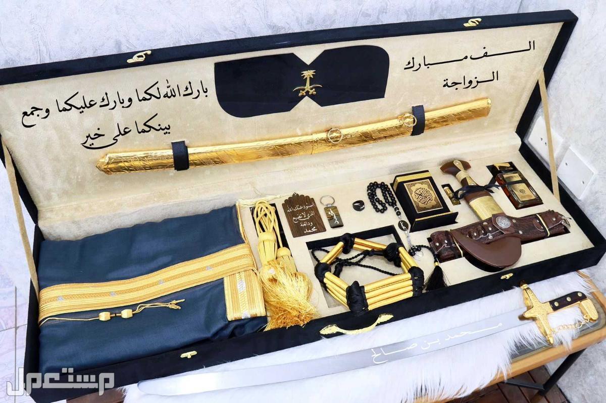 السعر 500ريال سعودي.* بووووكس ملكي متكامل  *  جديدنا بوكس ملكي         كما عودناكم كل ماهوا جديد في عالم الموضه تجدوه لدينا  عرض خاص  لعشاق التميز والاناقه 😍بوكس ملكي  فخم  😍بشت رجالي بعدة