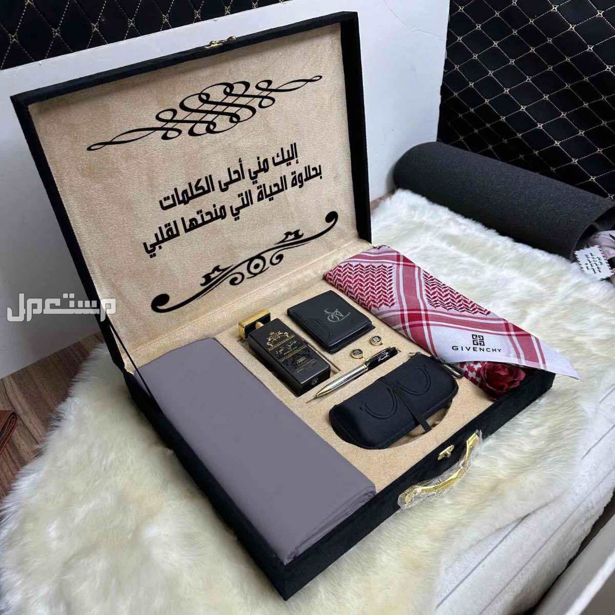 *بوكس شتوي  جفنشي ديور  1️⃣شماغ سديري ماركة جفنشي  مقاسات (55-58-60)  2️⃣قماش شتوي جفنشي    *الملحقات*،  لوقو الجيب والرقبه وثمانية ازارير بشعار جفنشي 3️⃣ فروه رجاليه