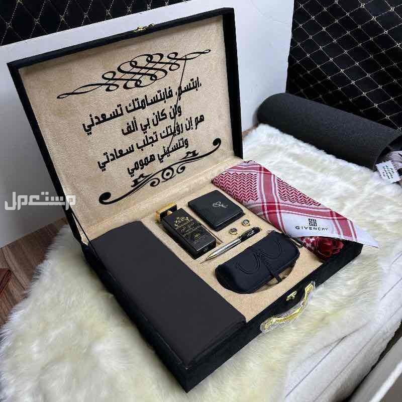 *بوكس شتوي  جفنشي ديور  1️⃣شماغ سديري ماركة جفنشي  مقاسات (55-58-60)  2️⃣قماش شتوي جفنشي    *الملحقات*،  لوقو الجيب والرقبه وثمانية ازارير بشعار جفنشي 3️⃣ فروه رجاليه