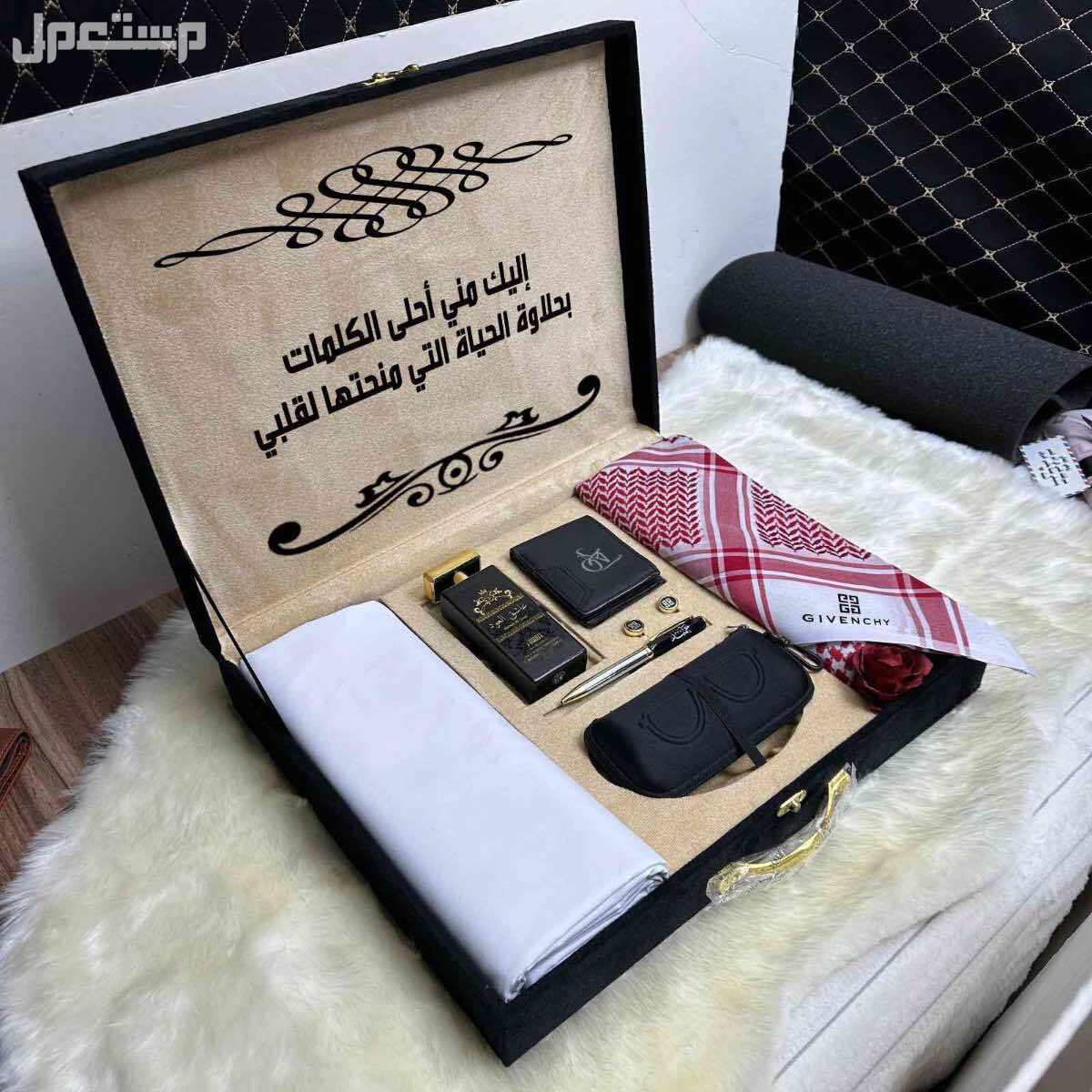 *بوكس شتوي  جفنشي ديور  1️⃣شماغ سديري ماركة جفنشي  مقاسات (55-58-60)  2️⃣قماش شتوي جفنشي    *الملحقات*،  لوقو الجيب والرقبه وثمانية ازارير بشعار جفنشي 3️⃣ فروه رجاليه