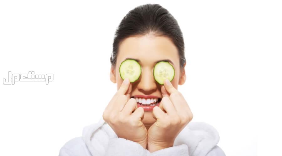 طرق طبيعية للتخلص من انتفاخ العين بعد البكاء الخيار لتهدئة الجلد وتقليل الالتهاب